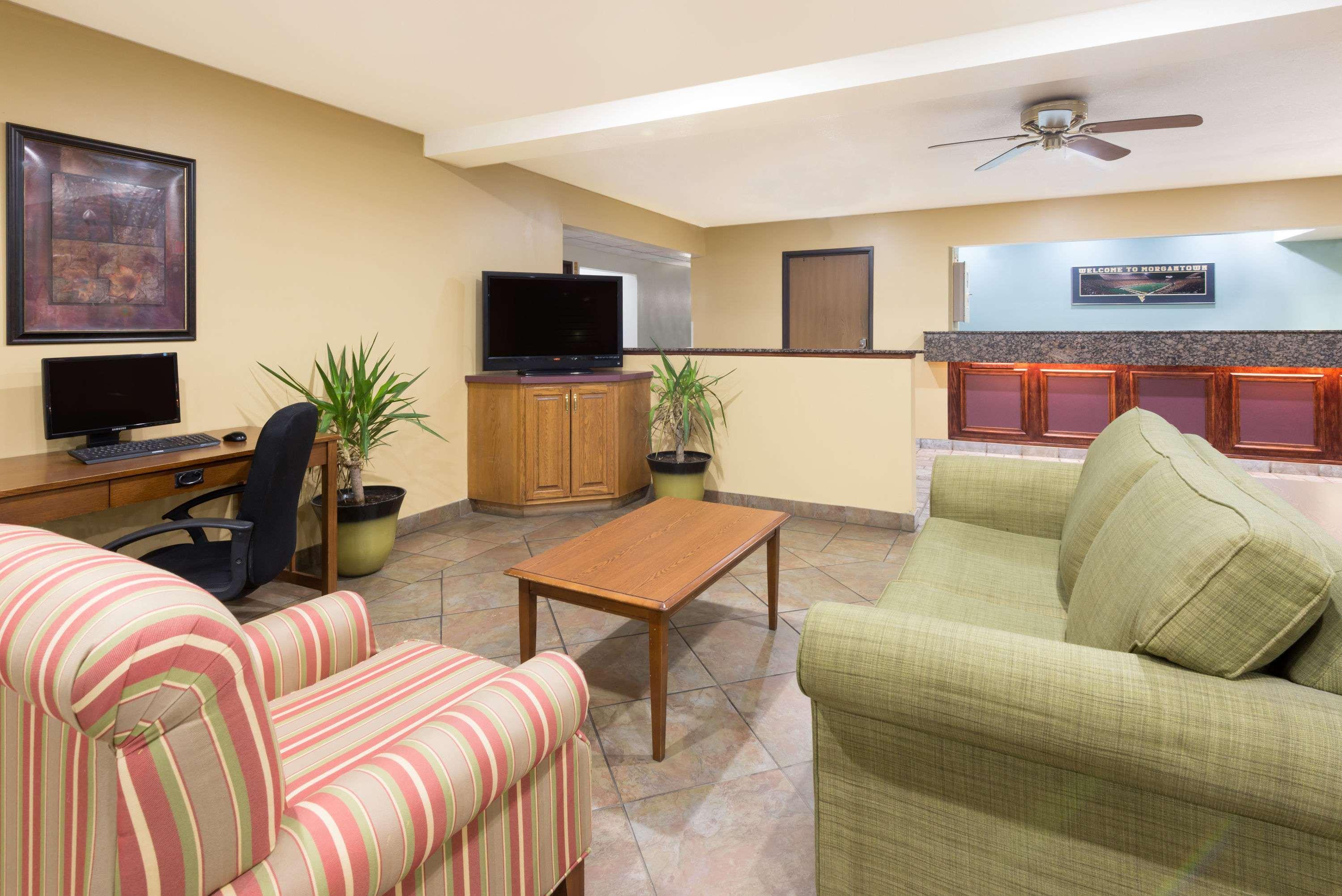 Super 8 By Wyndham Morgantown Hotel Екстериор снимка